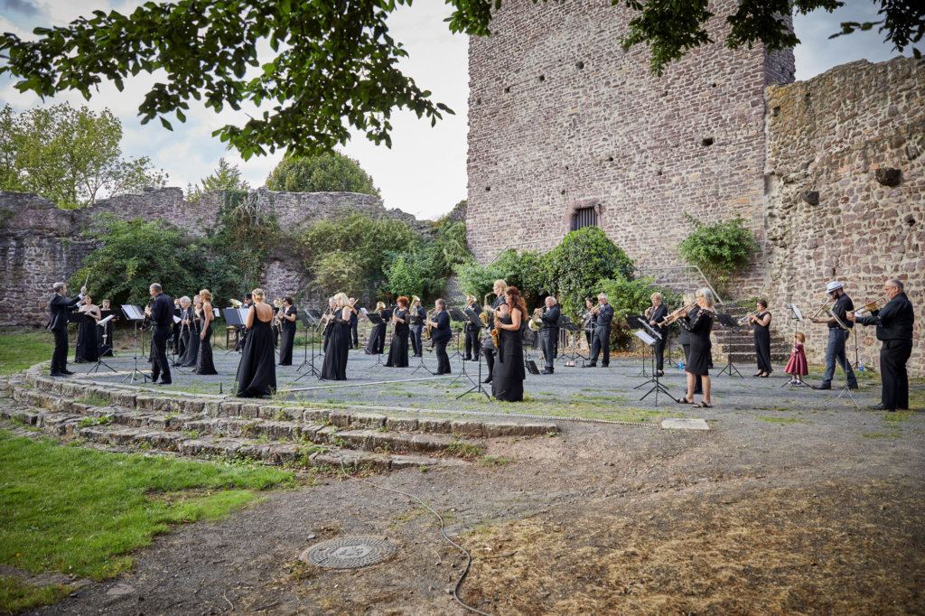 Endlisch Musigg spielt vor der Burg Hayn in Dreieich Endlisch Musigg Dreieich Burg Hayn