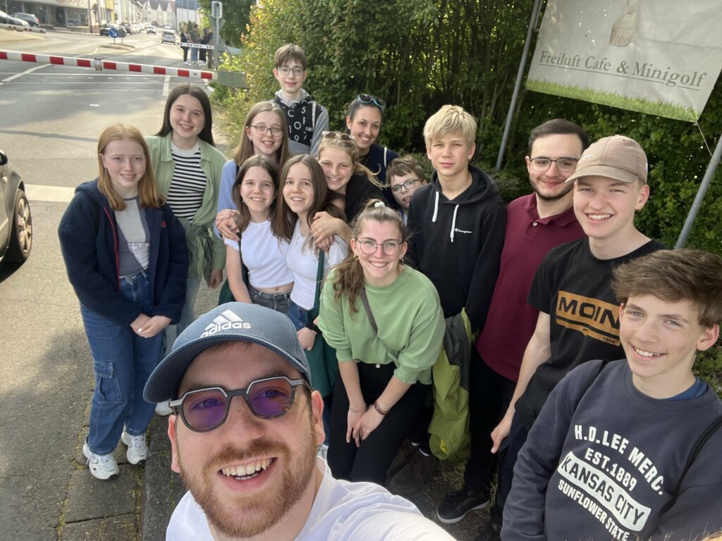 Die Jungmusiker beim Minigolf-Ausflug