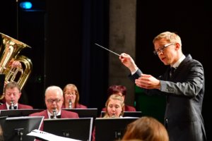 Thiemo Kraas dirigiert (© mecora)