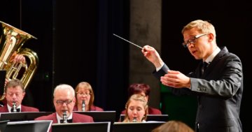 Thiemo Kraas dirigiert (© mecora)