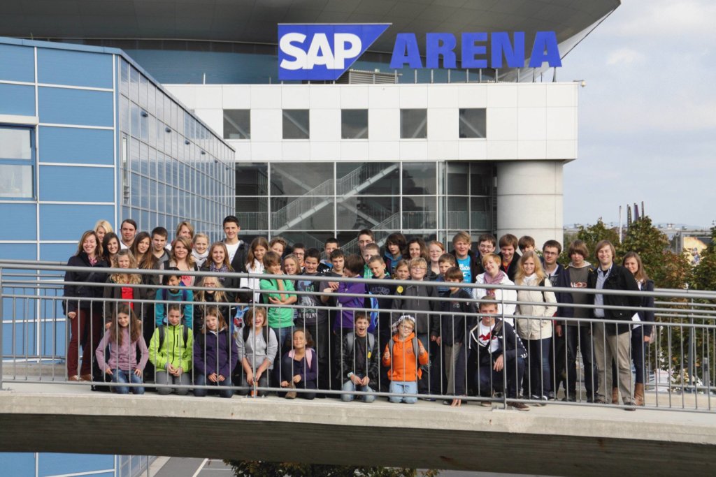 Gruppenfoto vor der SAP Arena